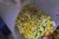 好吃的松仁玉米草莓沙拉做法图解3)