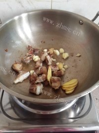 家常菜土豆焖排骨做法图解4)