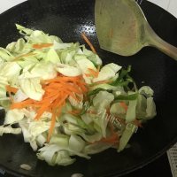 家常菜包菜炒肉丝做法图解5)