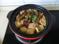 美味的小鱼焖豆腐做法图解10)