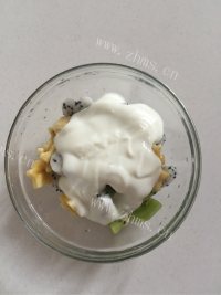 喷香的水果酸奶沙拉做法图解5)