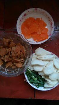 家常菜鸡腿菇炒肉片做法图解4)