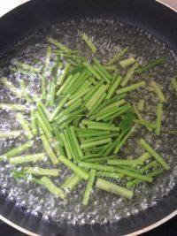 下酒菜凉拌芹菜花生米做法图解2)