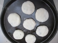 可口的裙带菜素肉烫面馅饼做法图解12)