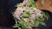 家常菜芹菜肉片做法图解9)