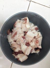 鲜甜萝卜烧肉做法图解2)