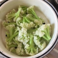 家常菜干煸菜花做法图解4)