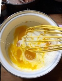 美味的黑巧克力冰淇淋做法图解6)