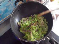 十分诱人的芹菜炒肉做法图解6)