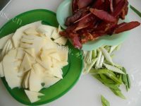 家常菜春笋炒腊肉做法图解2)