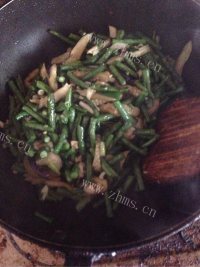 DIY豆角炒茄子做法图解9)