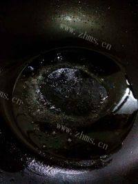 美味的酸笋炒田螺做法图解5)