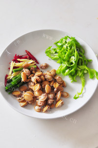 家常美食青椒炒小鲍鱼做法图解5)