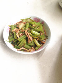 家常菜肉丝炒芹菜