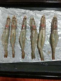 美味的蒜蓉烤虾做法图解4)