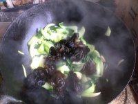 诱人的木耳炒油菜做法图解5)