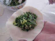 美味的韭菜合子做法图解5)