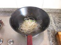 美味的豆角炖粉条做法图解4)