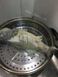美味的清蒸鲈鱼做法图解3)