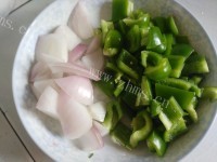 营养丰富的青椒炒牛肉做法图解2)