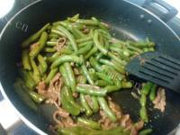 豆角炒牛肉做法图解11)