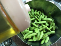 喷香的盐水毛豆做法图解2)