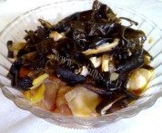 美味的香菇木耳蒸鸡
