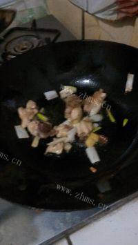 口感丰富的土豆烧鸡肉做法图解8)