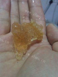 营养丰富的桃胶香蕉牛奶做法图解3)