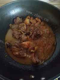 色泽鲜亮的鸡肉炖粉条做法图解10)