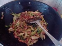 家常菜芹菜炒肉做法图解10)