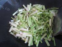 芹菜炒腐竹自制做法图解8)