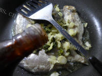 好吃腌白菜煮黑鲳鱼做法图解4)