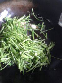 食欲满满的清炒空心菜梗做法图解6)