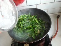 香气浓郁的鸡蛋炒韭菜做法图解6)