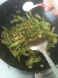 简单的素炒芹菜做法图解7)