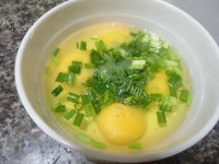 家常菜葱花煎蛋做法图解4)