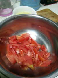 独特的西红柿炒鸡蛋做法图解2)