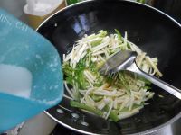 家常菜青椒炒茭白做法图解9)