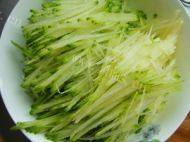 百吃不厌的酸辣萝卜丝做法图解1)