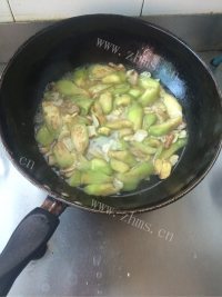 美味的蚕豆瓣炖茄子做法图解8)
