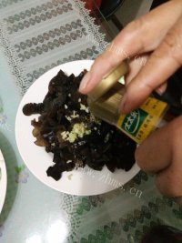 诱人的凉拌黑木耳做法图解4)
