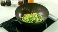 家常菜芹菜炒肉做法图解4)