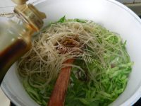 美味的包菜炒粉丝做法图解7)