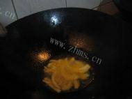 口味极佳的酸菜炖冻豆腐做法图解2)