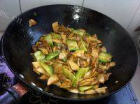 自制鸡腿菇炒肉做法图解9)