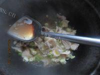 味道十足的酸菜炖粉条做法图解4)