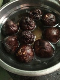精制蛏干炖鸭做法图解1)