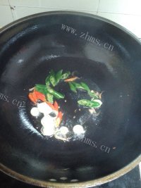 好吃的孜然辣炒鱿鱼须做法图解5)