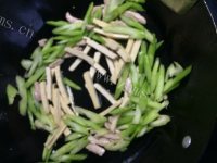好吃的芹菜炒香干做法图解5)
